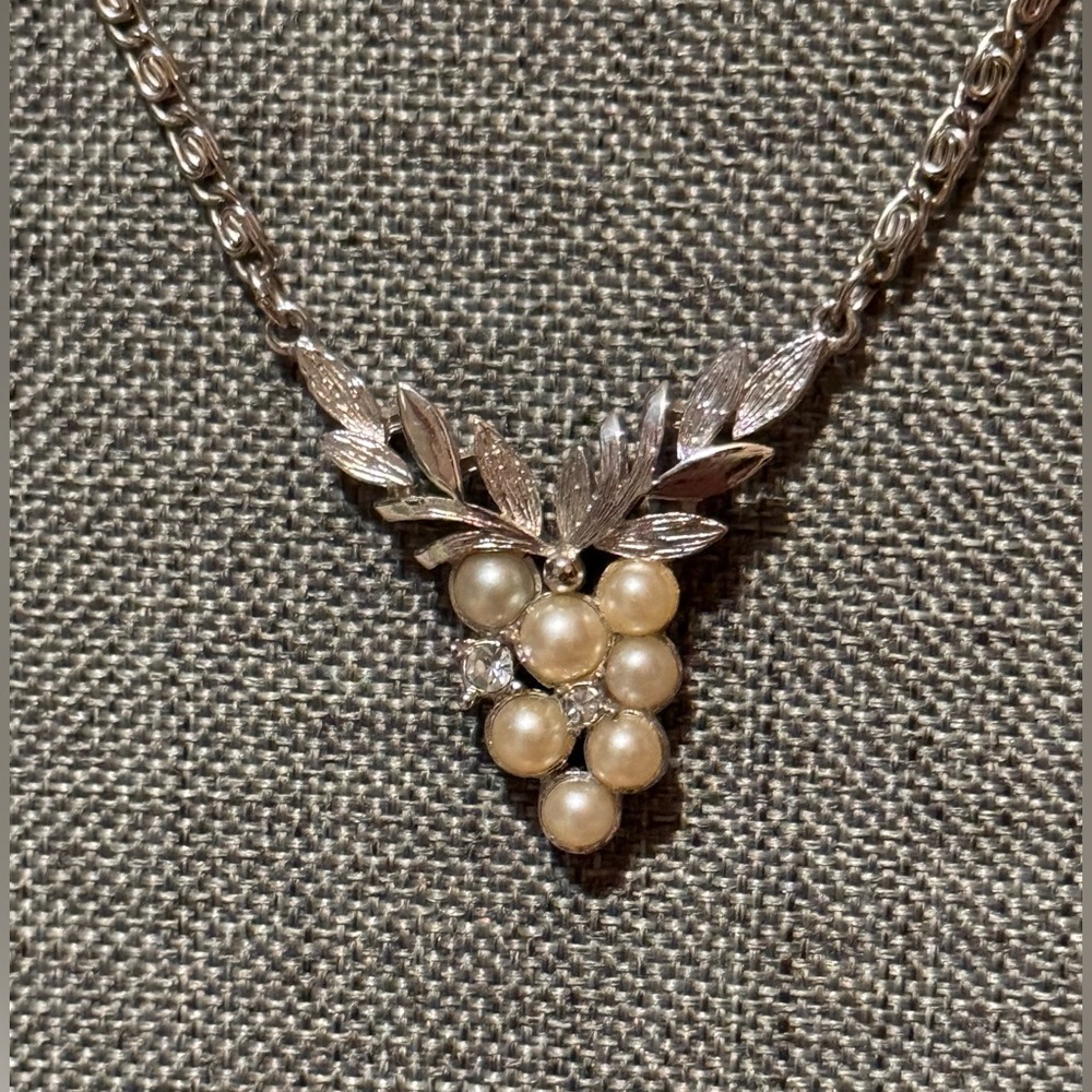 Vintage Avon Pearl Grape Cluster Necklace ✨ - Picture 3 of 12